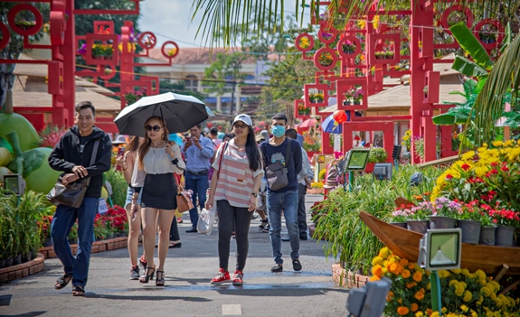 Trên đường hoa giới thiệu nhiều mô hình kiến trúc nghệ thuật và danh lam thắng cảnh nổi tiếng của đất nước...